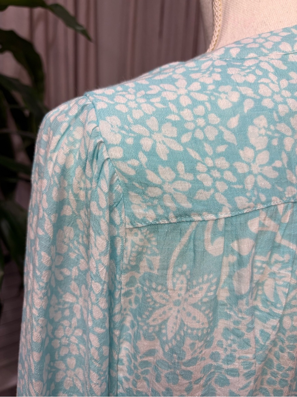 Zac & Rachel Women's Blue/White Floral V-Neck Button Front Blouse, M - Picture 12 of 12
